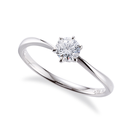 細身の流れるアームに光り輝くダイヤリング