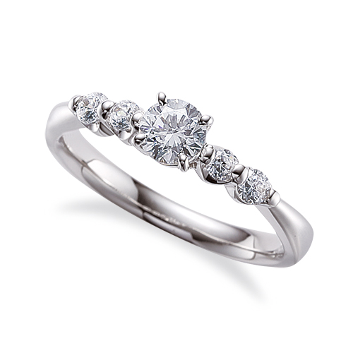 4点留め センターダイヤの周りに輝くダイヤが美しいリング