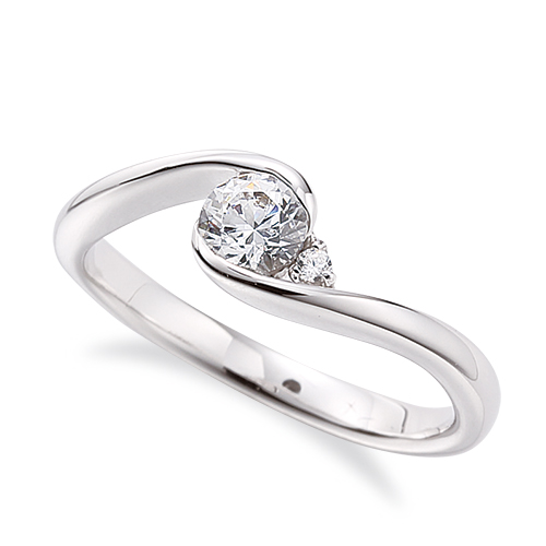 上下のアームがセンターダイヤを囲う美しいリング